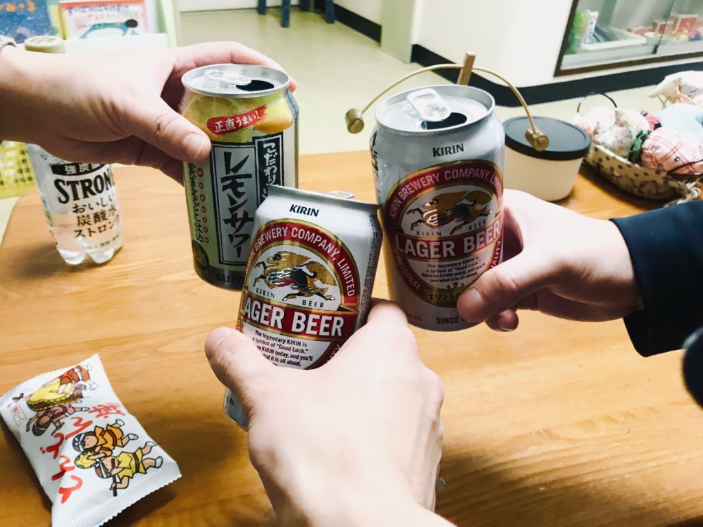 へいでん温泉の休憩室で乾杯!