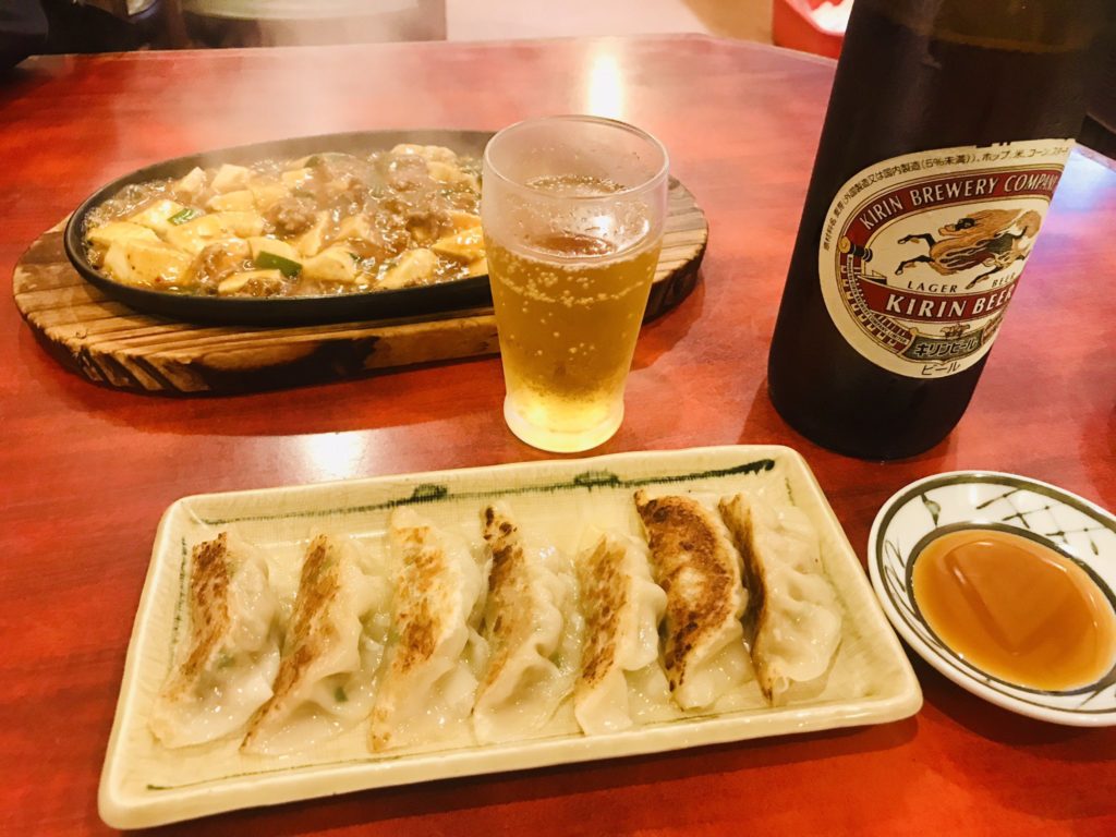 南海園の餃子、麻婆豆腐、ビール。