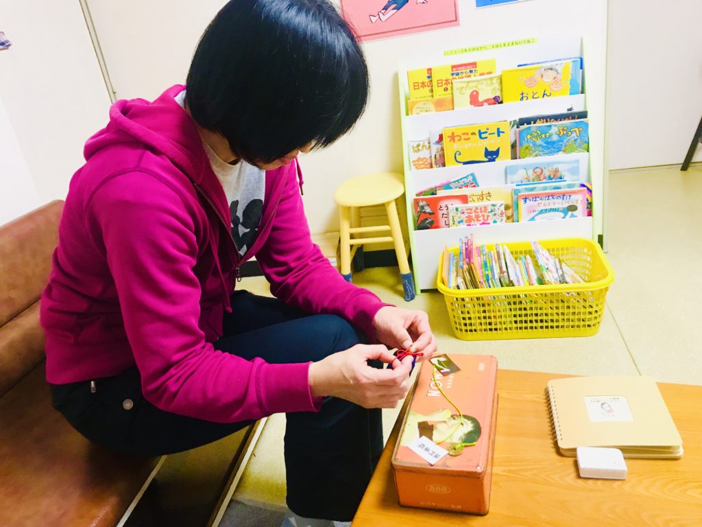 へいでん温泉の休憩室。女将さんと絵本コーナー